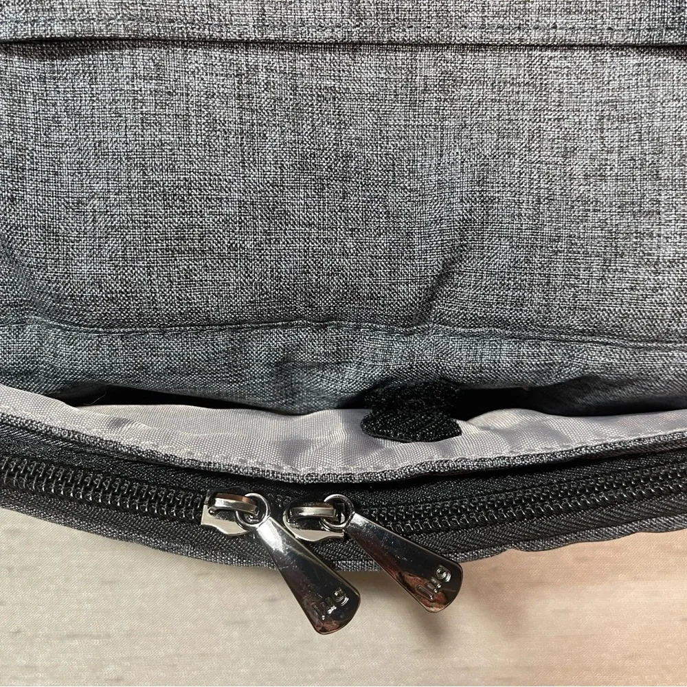Lug Trolley Gray Cosmetic Case